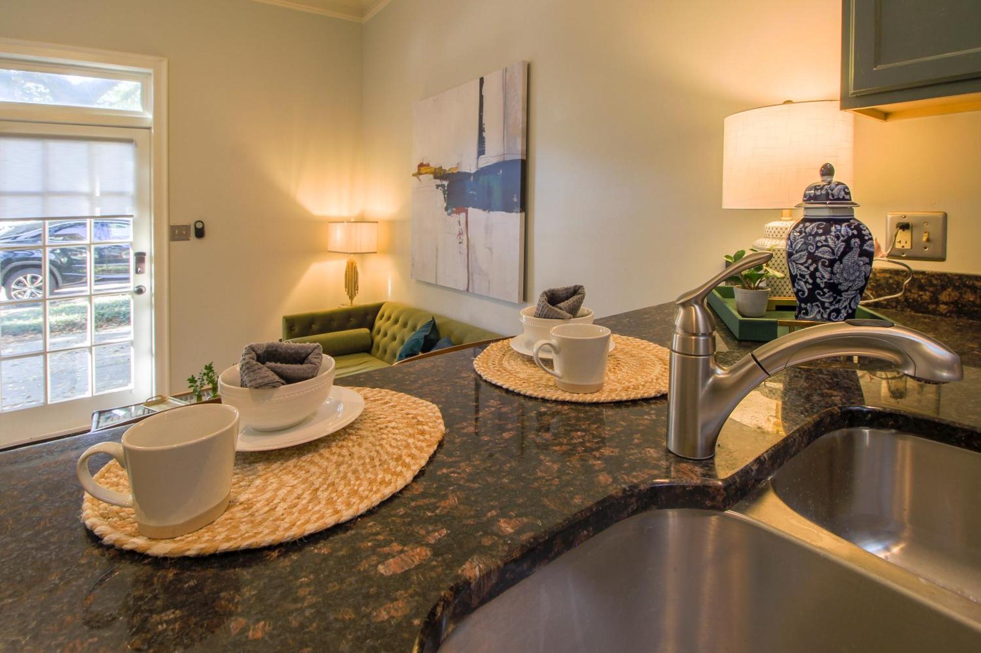 Private Patio Retreat In Charming Downtown Lägenhet Savannah Exteriör bild