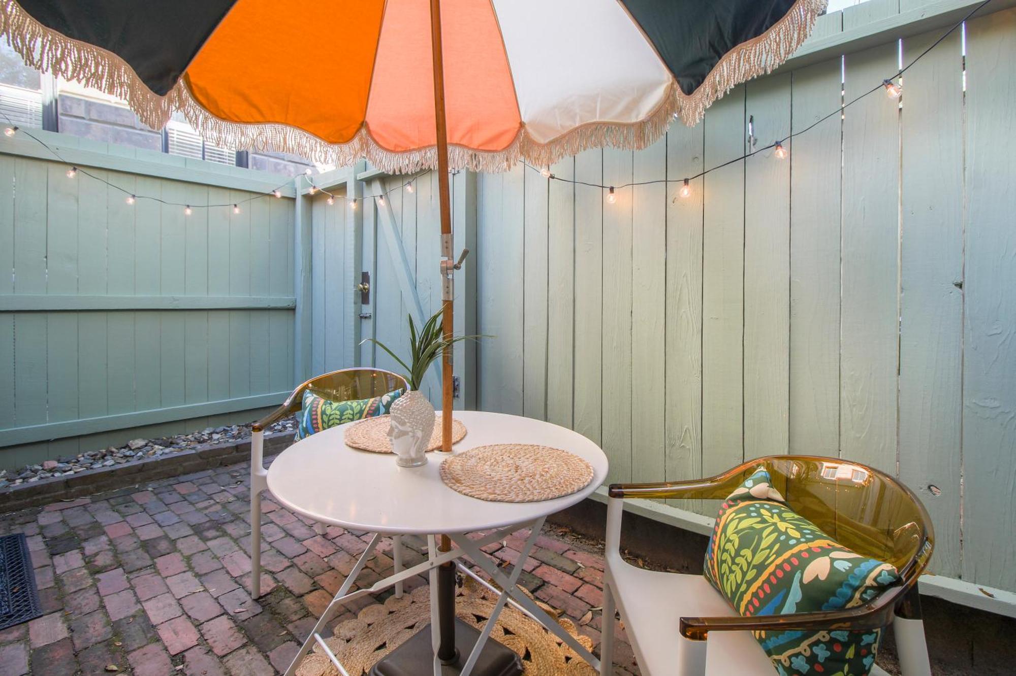 Private Patio Retreat In Charming Downtown Lägenhet Savannah Exteriör bild