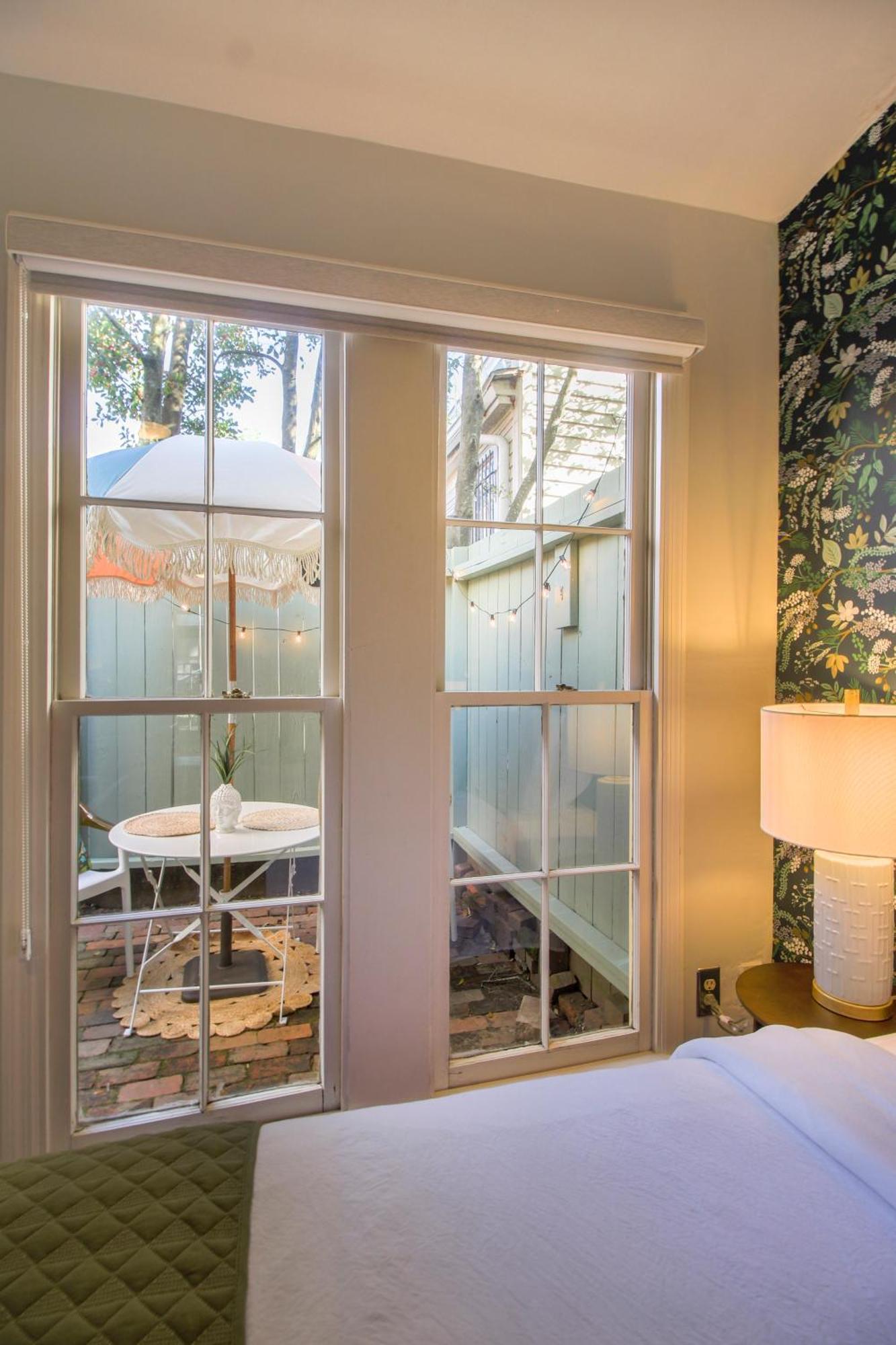 Private Patio Retreat In Charming Downtown Lägenhet Savannah Exteriör bild