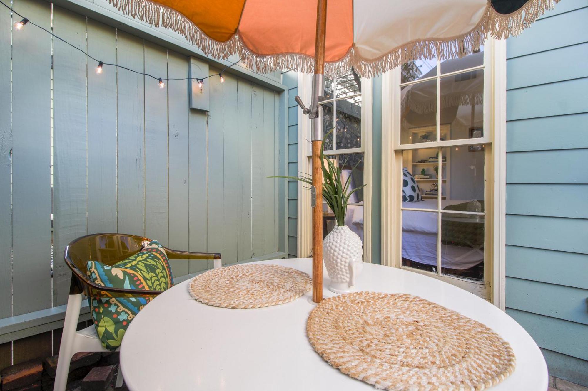Private Patio Retreat In Charming Downtown Lägenhet Savannah Exteriör bild